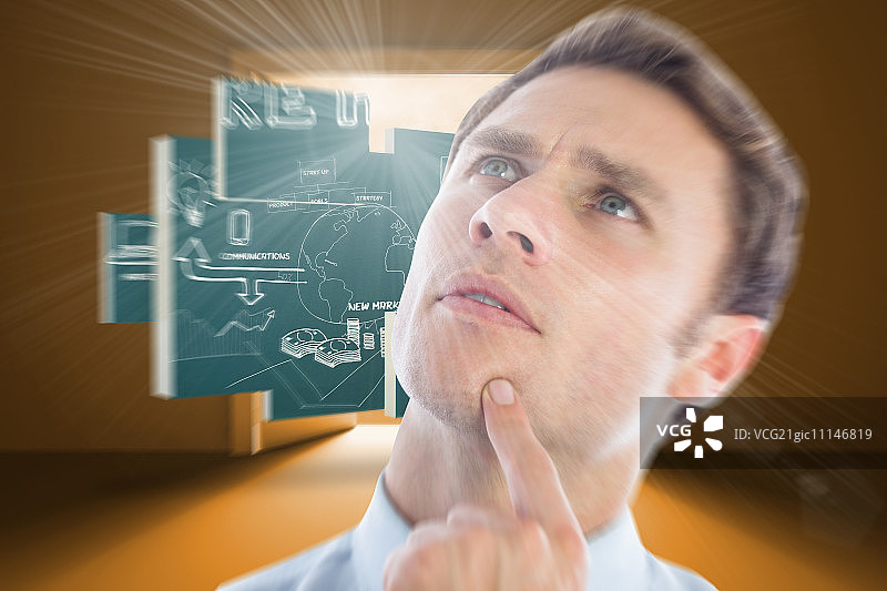 思考的商人，手指放在下巴上，背景是橙色天空中的箭头图片素材