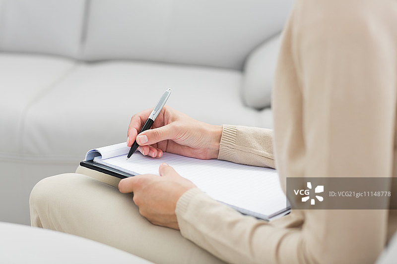 心理学家在办公室里写笔记的身体中部图片素材