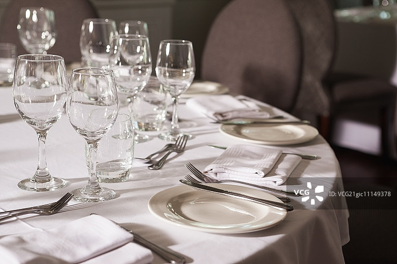 高档餐厅的白色亚麻餐桌图片素材