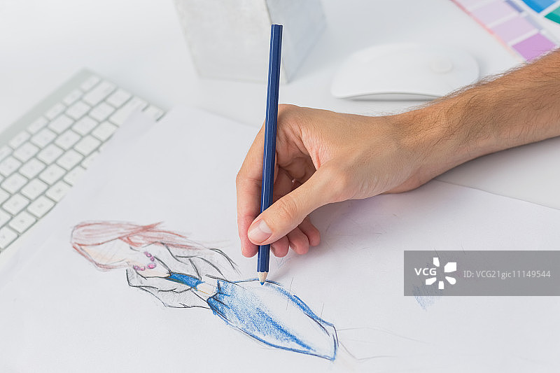 时装设计师在工作室设计服装的极端特写图片素材