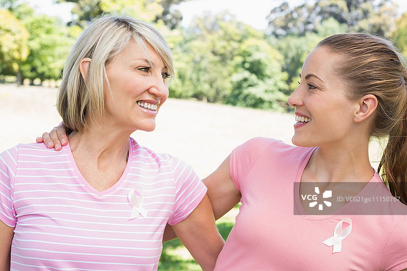 快乐的女性志愿者在公园参加乳腺癌防治宣传活动图片素材
