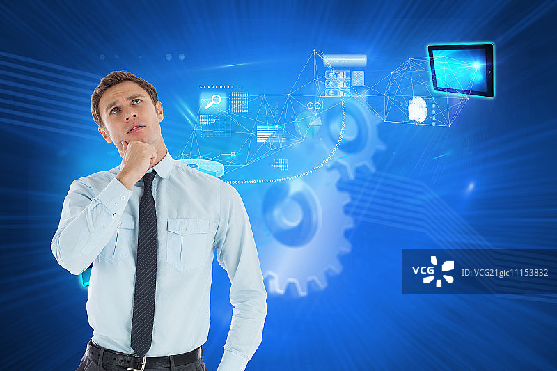沉思的商人手托下巴，背景是蓝色背景上的闪亮齿轮图片素材