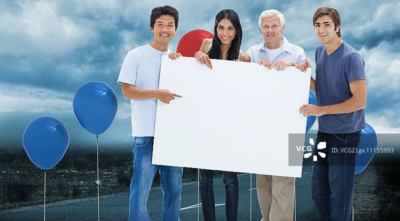 微笑的人们在道路上举着一个大气球标志图片素材