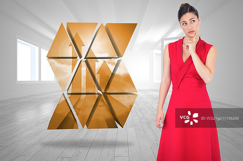 在明亮房间里摆姿势的优雅红裙棕发女子图片素材