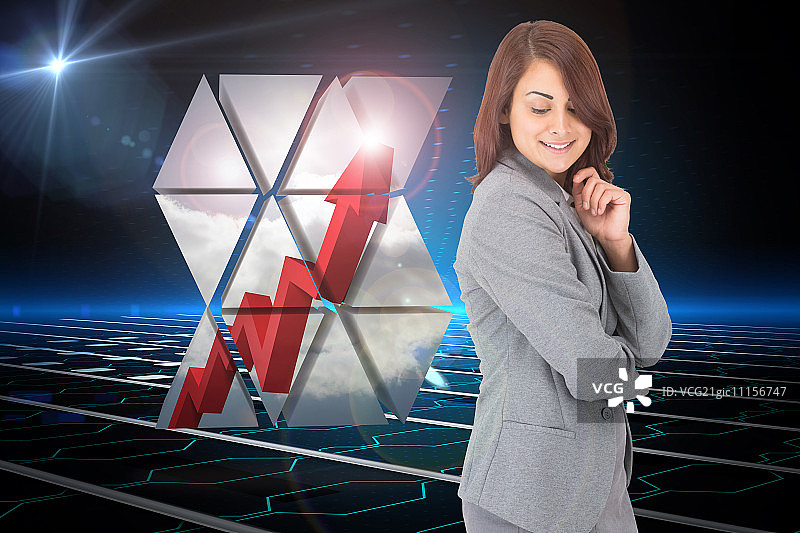 在未来背景的电路板前的快乐女商人图片素材