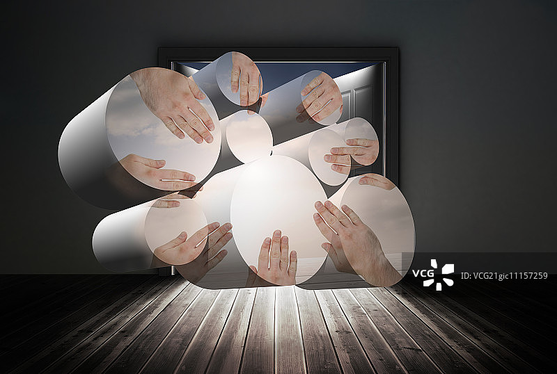 紧握的双手与通向美丽天空的抽象屏幕图片素材