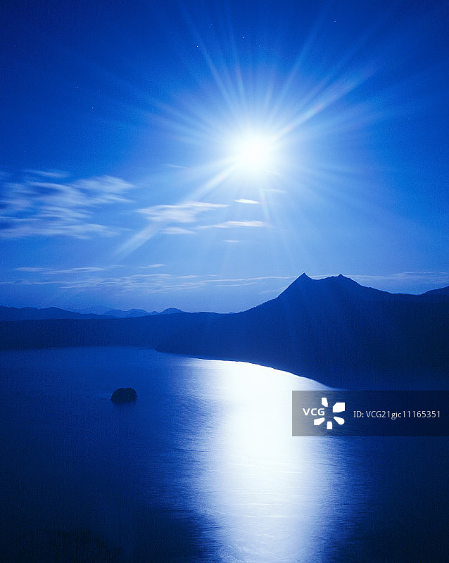 月光下的摩周湖图片素材