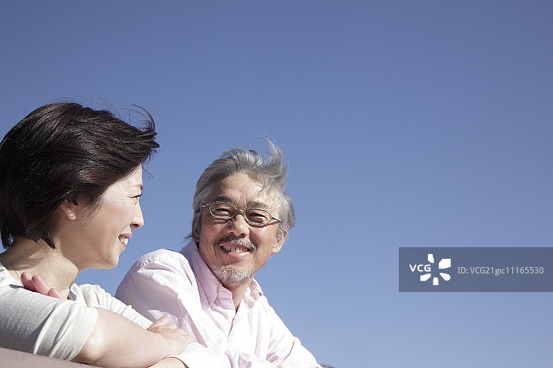 中年夫妇互相对视图片素材