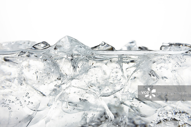苏打水中的冰块图片素材