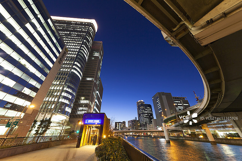 中之岛建筑和高速公路夜景图片素材