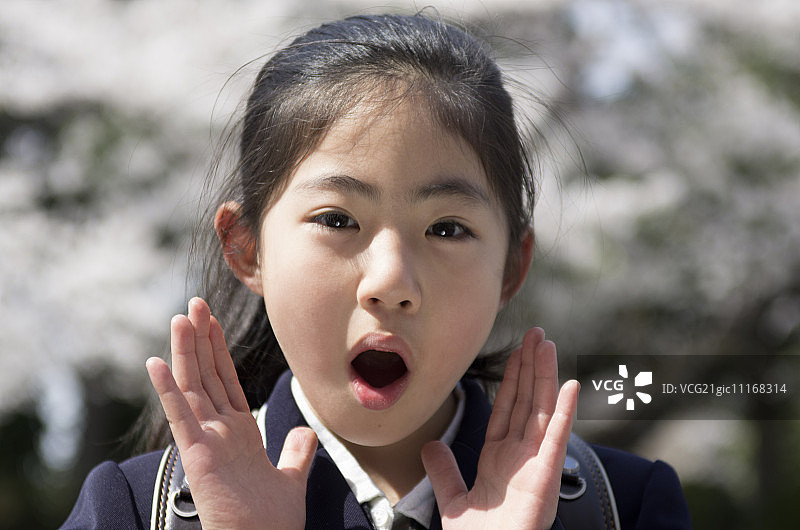 女学生正在打电话图片素材