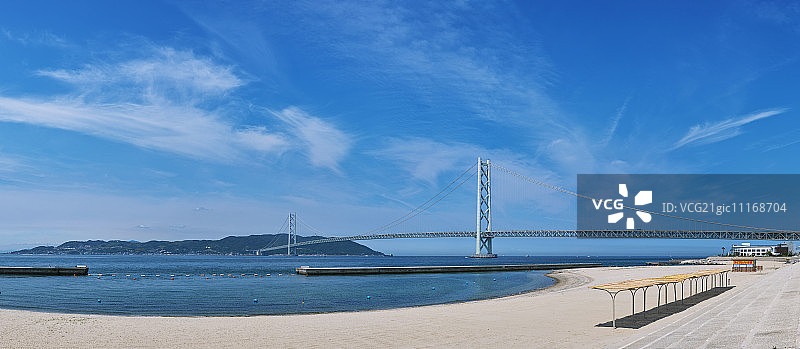 明石海峡大桥和远处淡路岛图片素材