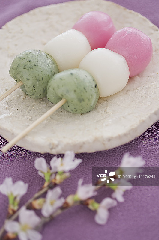 三色饺子与樱花图片素材