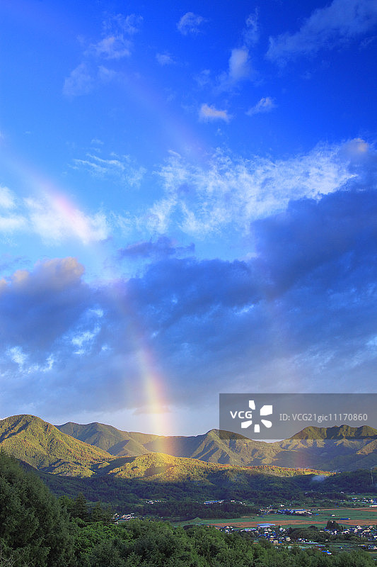 山脉上空的彩虹图片素材