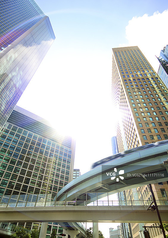 东京单轨列车穿梭于摩天大楼图片素材