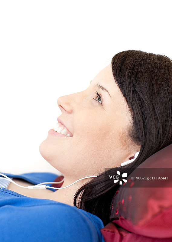 女孩抱着一只新生小羊图片素材