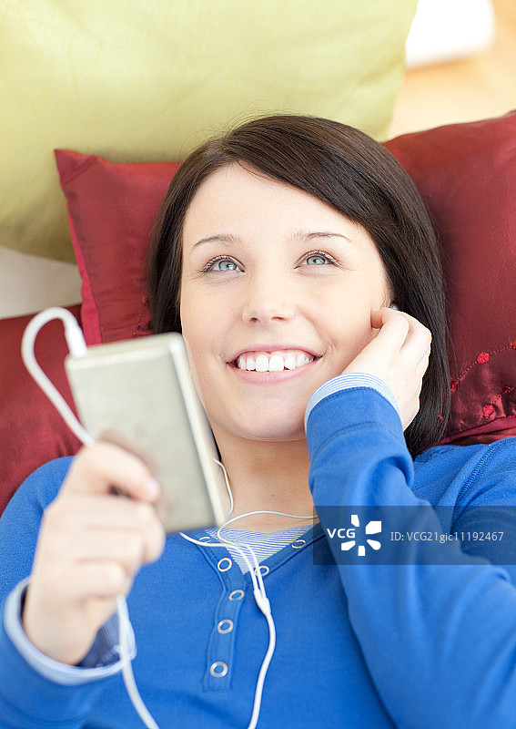 男人抱着一只小羊羔图片素材