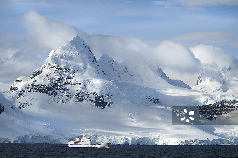 快乐的女人躺在地板上在家上网图片素材