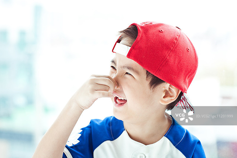 戴棒球帽的儿童图片素材