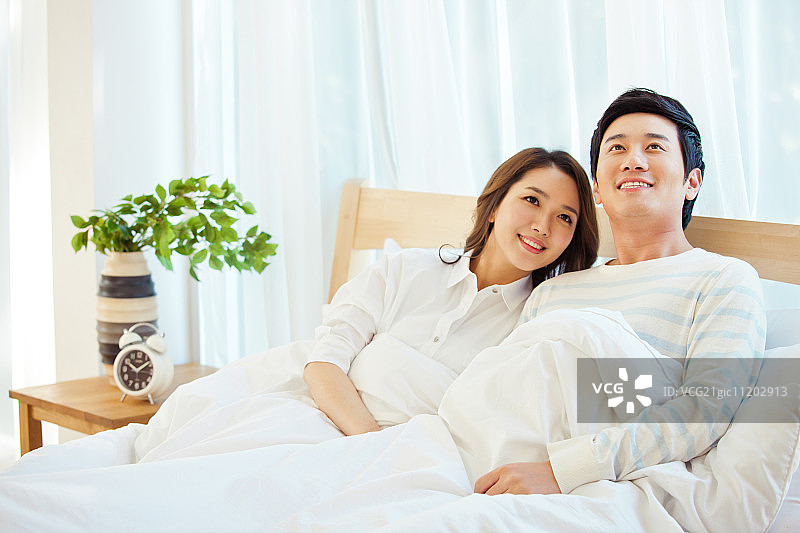 卧室里的情侣图片素材