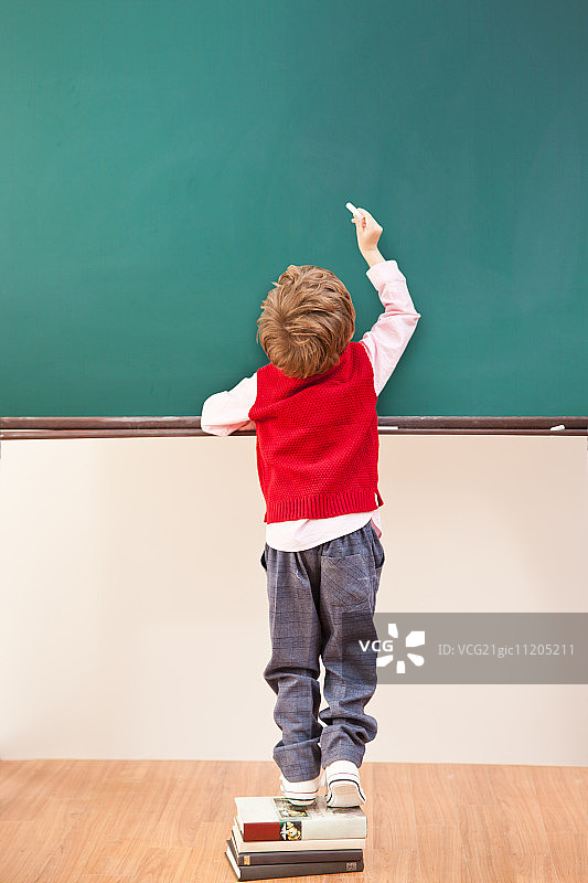 儿童在黑板上书写数字图片素材