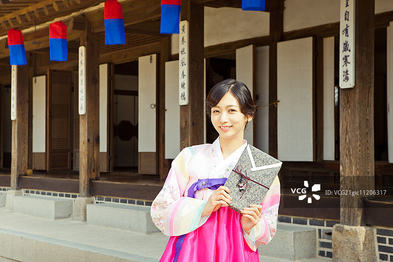 穿着韩服的女人在韩屋村图片素材