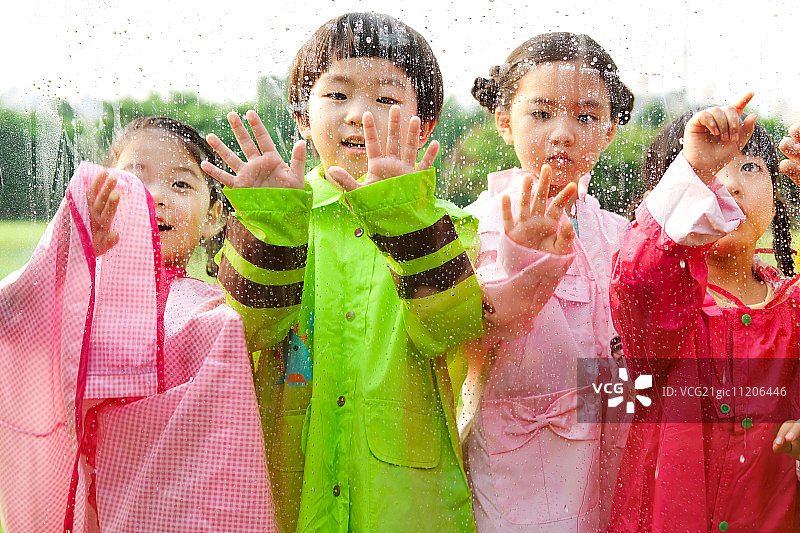孩子们穿着雨衣图片素材