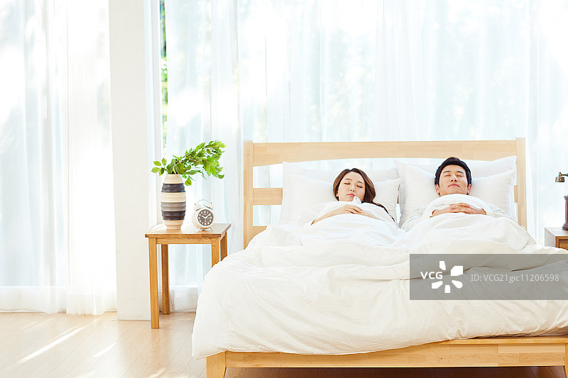 卧室里的情侣图片素材