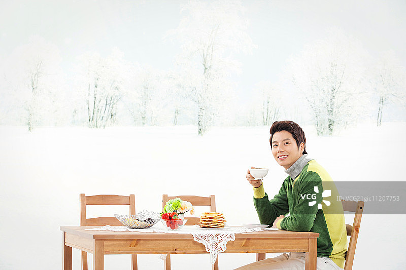 在桌旁喝咖啡的男人图片素材