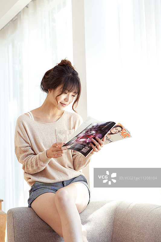 看女人杂志图片素材