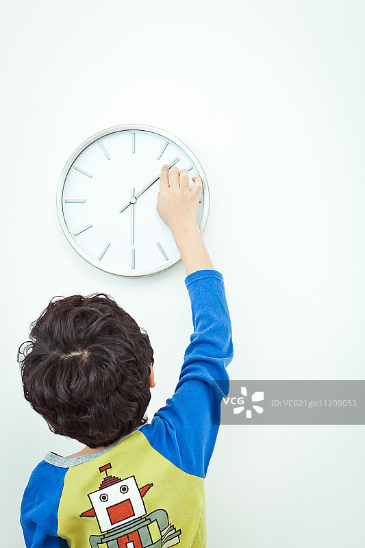 孩子们观看秒针转动图片素材