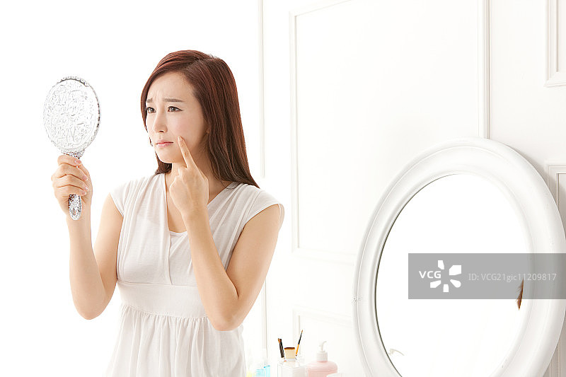 照镜子的女人图片素材