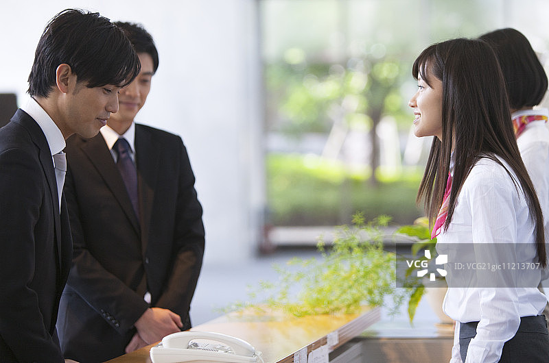 接待员与商务人士洽谈图片素材