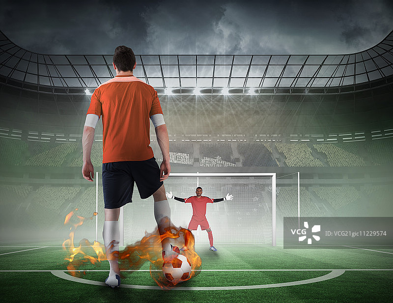 足球运动员准备在大型体育场对足球场进行点球大战的合成图像图片素材