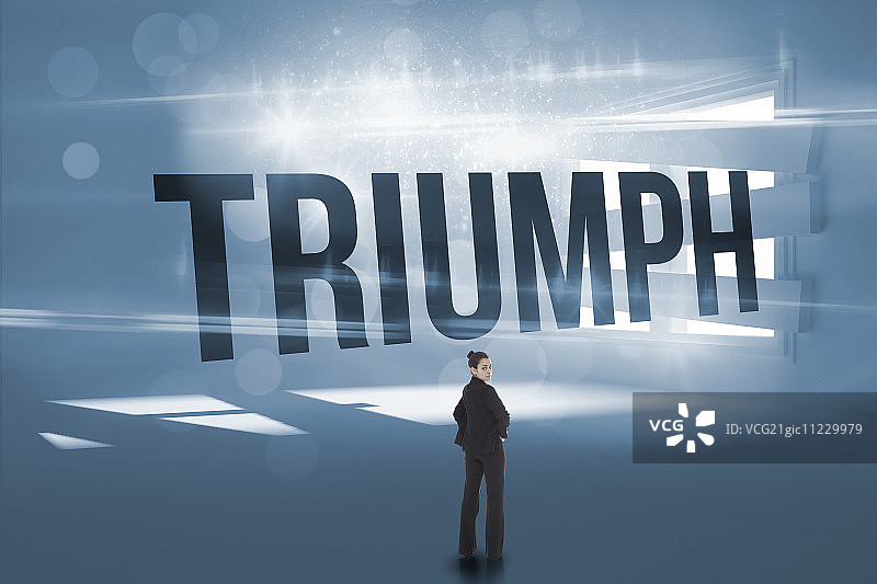 在有封闭窗户的数字化房间里，“胜利”字样和严肃的女商人图片素材