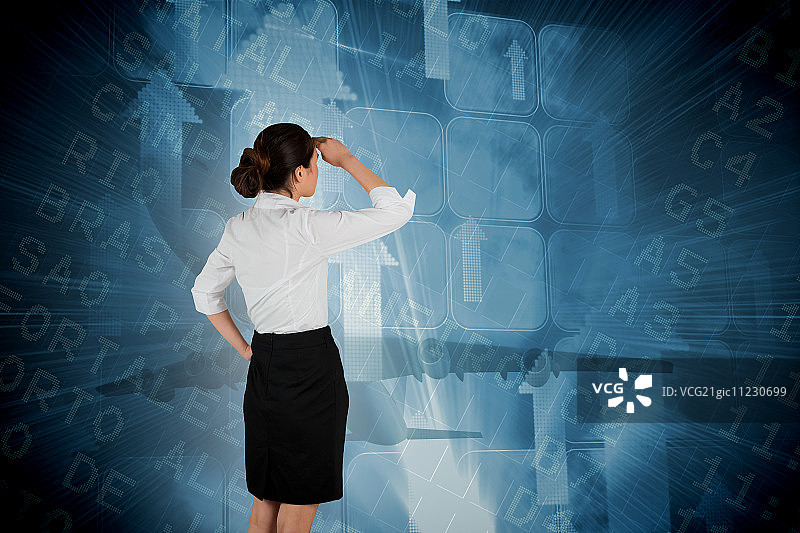 年轻女商人站在机场出发信息屏幕前，查看南美洲的航班信息图片素材