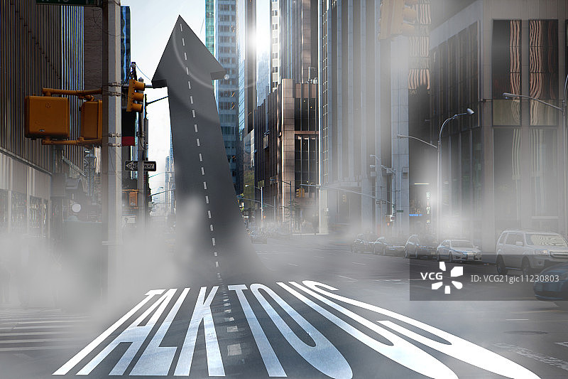 道路变成箭头，指向“与我们交谈”图片素材