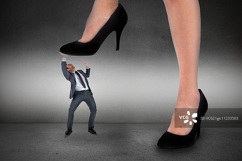踩着小商人的女商人合成图像，灰色背景图片素材