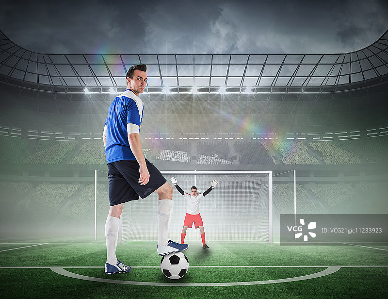足球运动员准备在大型体育场对足球场进行点球大战的合成图像图片素材