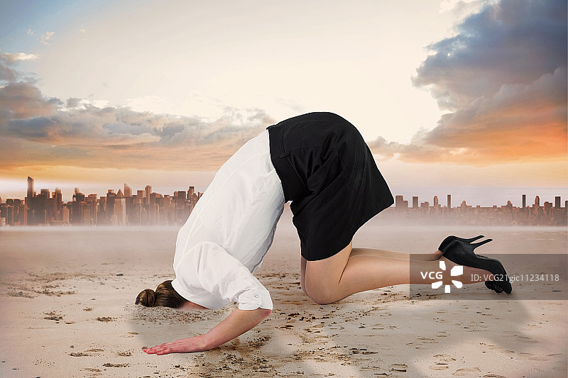 女商人将头埋在城市地平线上图片素材
