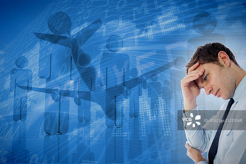 在机场出发指示牌前头痛的商人图片素材