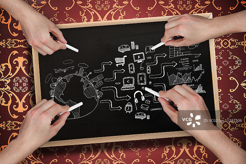 多只手在黑板上用粉笔绘制头脑风暴的合成图像图片素材
