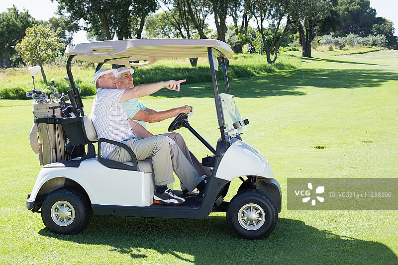 高尔夫朋友在球场开球车图片素材