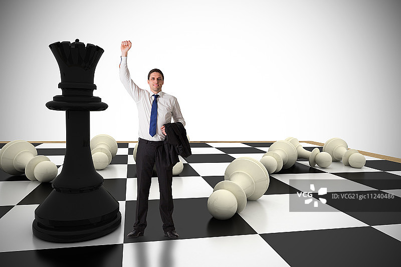 商人手持棋盘欢呼图片素材
