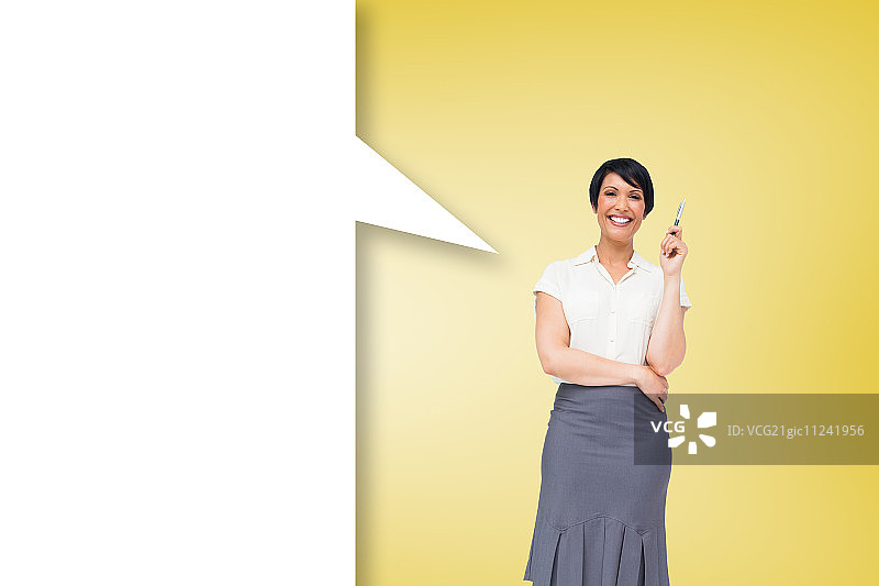 黄色背景下带有对话气泡的沉思女商人图片素材