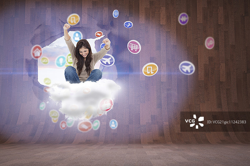 使用笔记本电脑欢呼的棕发女子图片素材