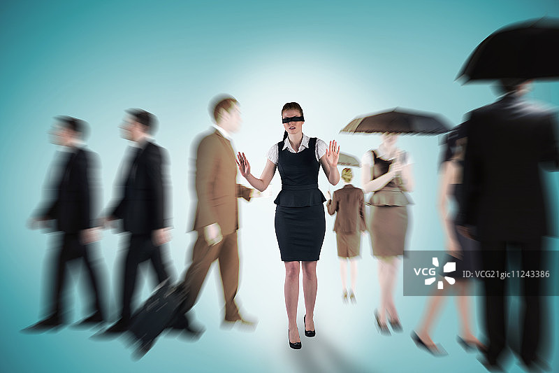 蒙着眼睛的红发女商人，背景为蓝色晕影图片素材