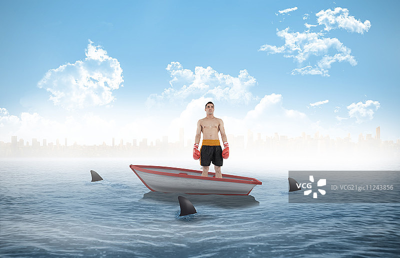 拳击手站立，鲨鱼在海上围绕着一艘小船图片素材