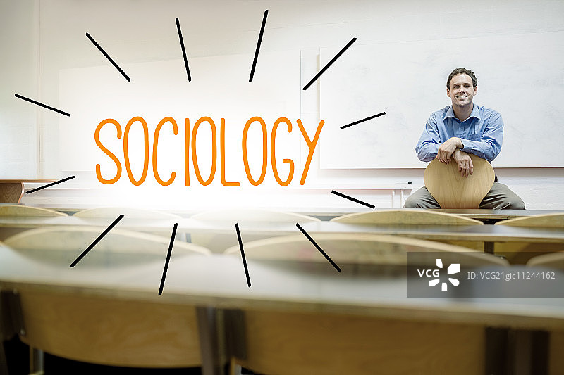 讲师坐在教室里，背景是“社会学”字样图片素材