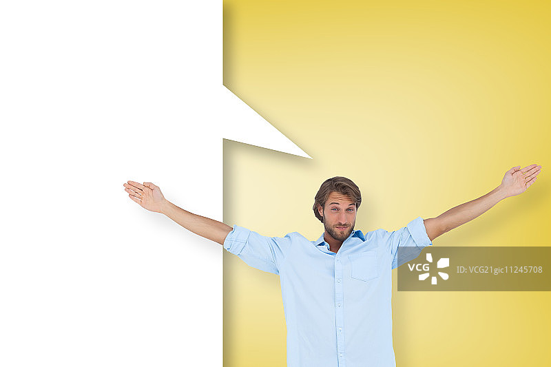 在黄色渐晕背景下，举手并带有语音气泡的英俊男人图片素材